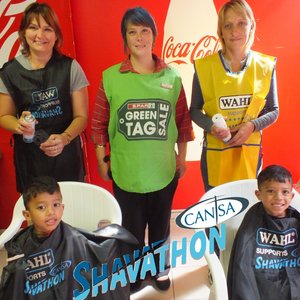 Agter vlnr is Ina Pieterse, Esmarie Joubert van Gansbaai Superspar (hare gekleur) en DedrÃ© Burger saam met die tweeling, Hanief en Dheeshaan Jackson wat hul hare laat kleur het